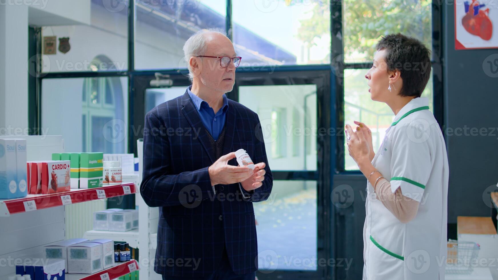 ouder cliënt in nodig hebben van voorschrift pijn verbeterend drug informatie in apotheek, vragen ervaren apotheker. gekwalificeerd farmacoloog helpen klant met farmaceutisch uitleg foto