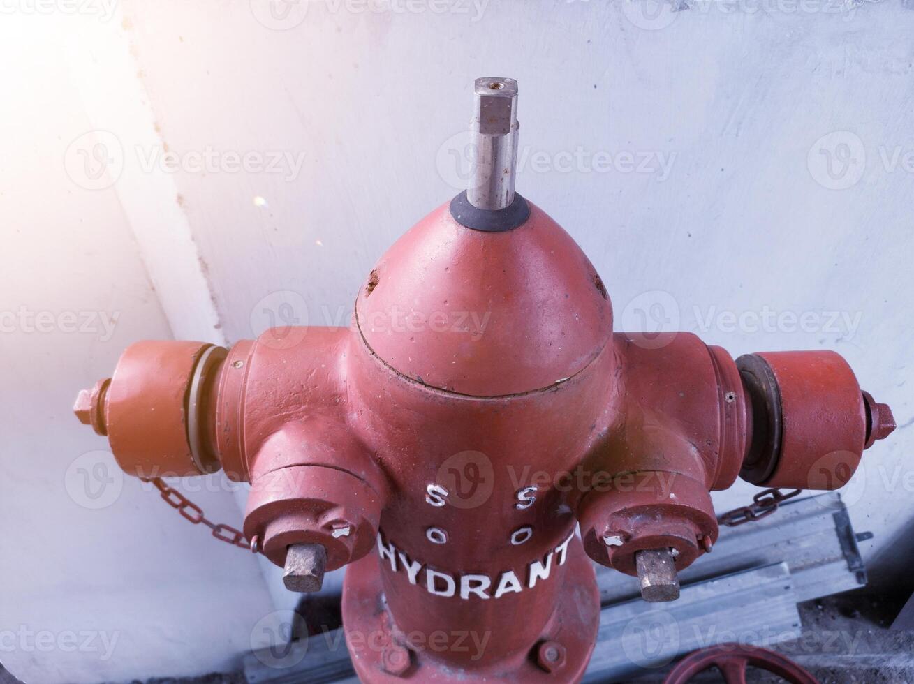 detail van brand hydrant Aan industrie.vuur hydrant is gebruikt wanneer een brand treedt op in een industrieel Oppervlakte waar Daar is een brandbaar Oppervlakte. foto