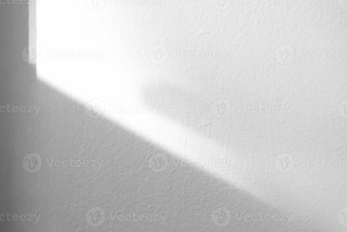 achtergrond wit muur studio met venster schaduw licht Aan cement oppervlakte textuur, leeg keuken kamer beton met zonlicht reflectie, achtergrond blanco achtergrond voor kunstmatig Product foto