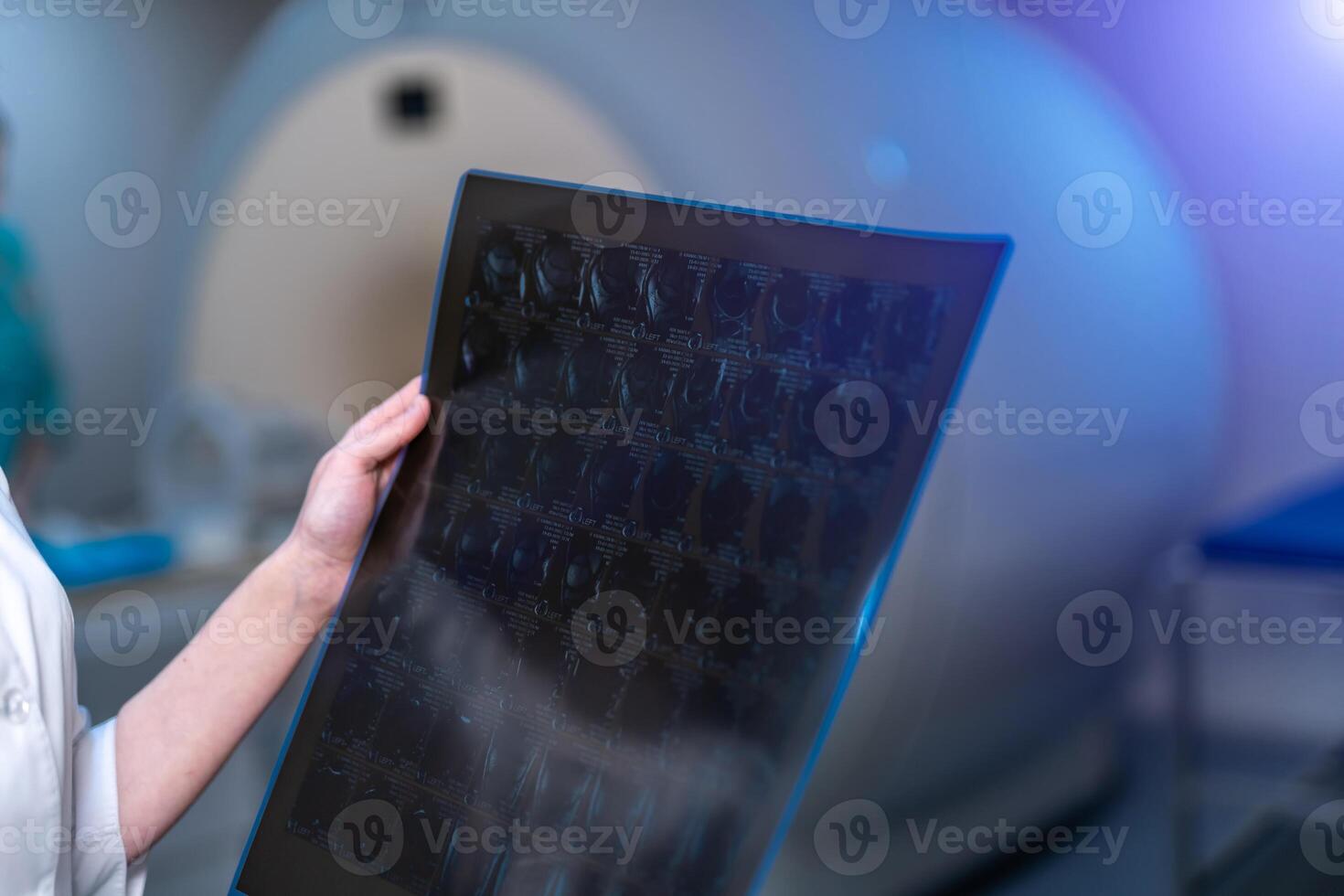 dokter handen met forens tomografie. medisch kamer achtergrond. foto