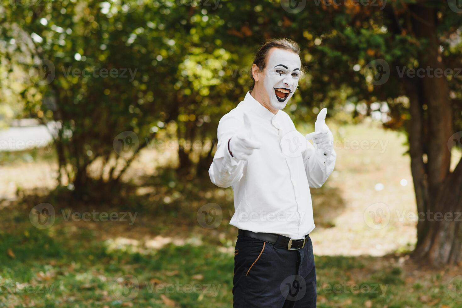 portret van een Mens, kunstenaar, clown, nabootsen. shows iets. mime acteur shows verschillend emoties. foto