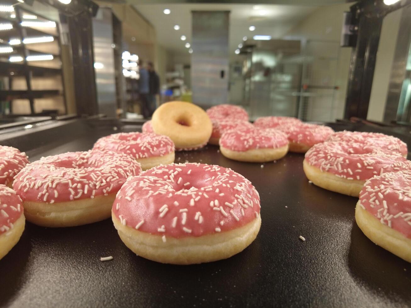 roze donuts Aan dienblad foto