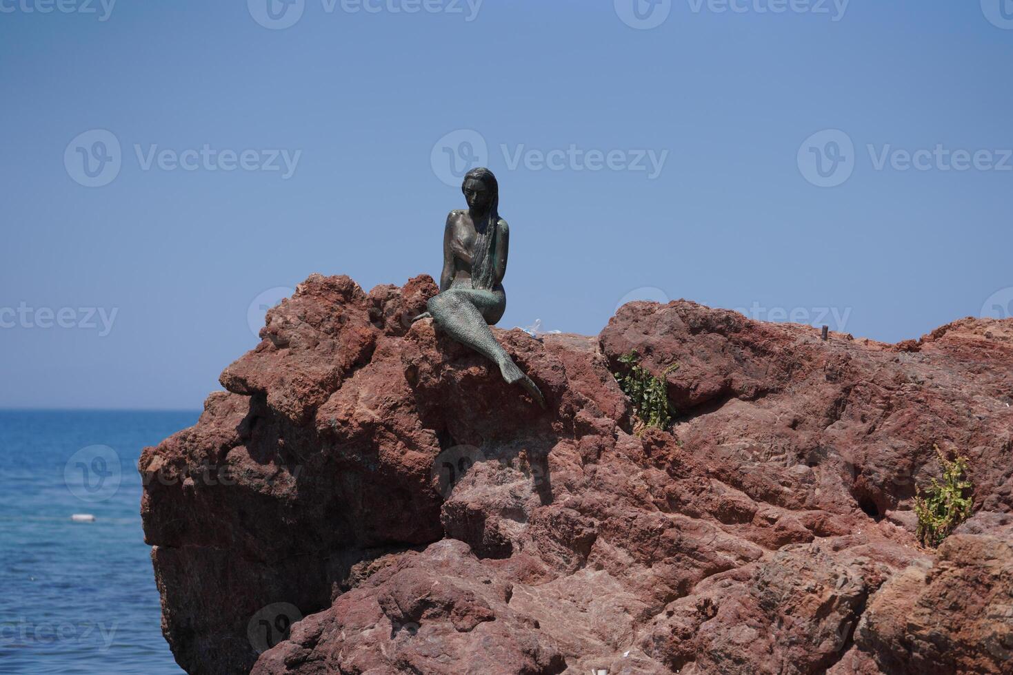 meermin standbeeld in oren, balikesir, turkiye foto