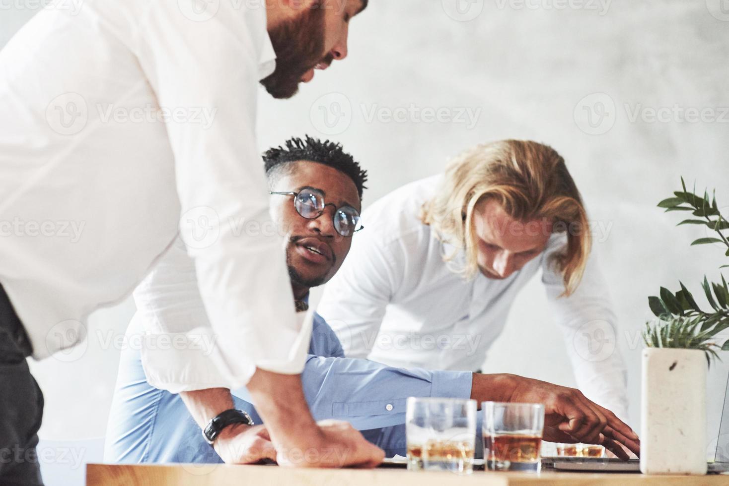 concentreren op belangrijk werk. kantoormedewerkers die een gesprek voeren tijdens hun werk foto