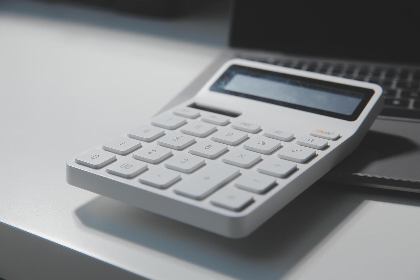 vlak leggen, top visie kantoor tafel bureau. werkruimte met rekenmachine, pen, laptop Aan wit achtergrond.kopie ruimte voor tekst, leeg blanco naar woord.bedrijf financiën, onderwijs technologie.werk van huis. foto