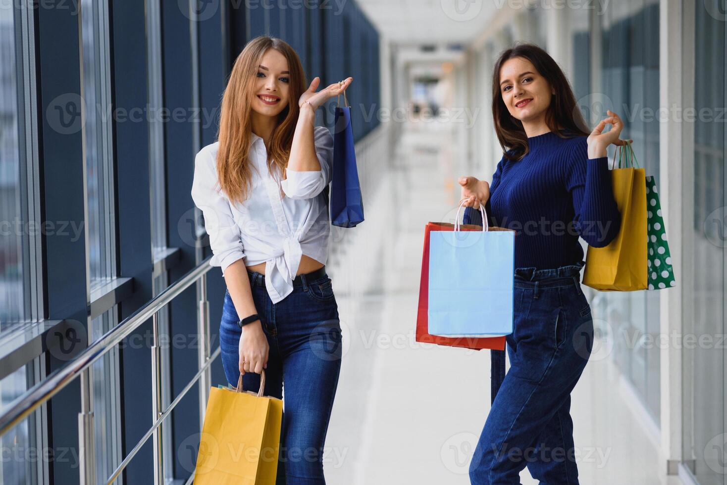 twee vriendinnen Aan boodschappen doen wandelen Aan boodschappen doen centrum met Tassen foto