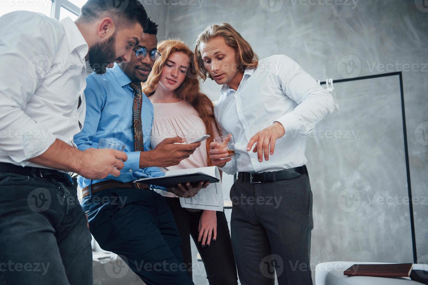 kijk hiernaar. mooie zakenmensen houden van hun werk en delen hun ideeën met elkaar foto