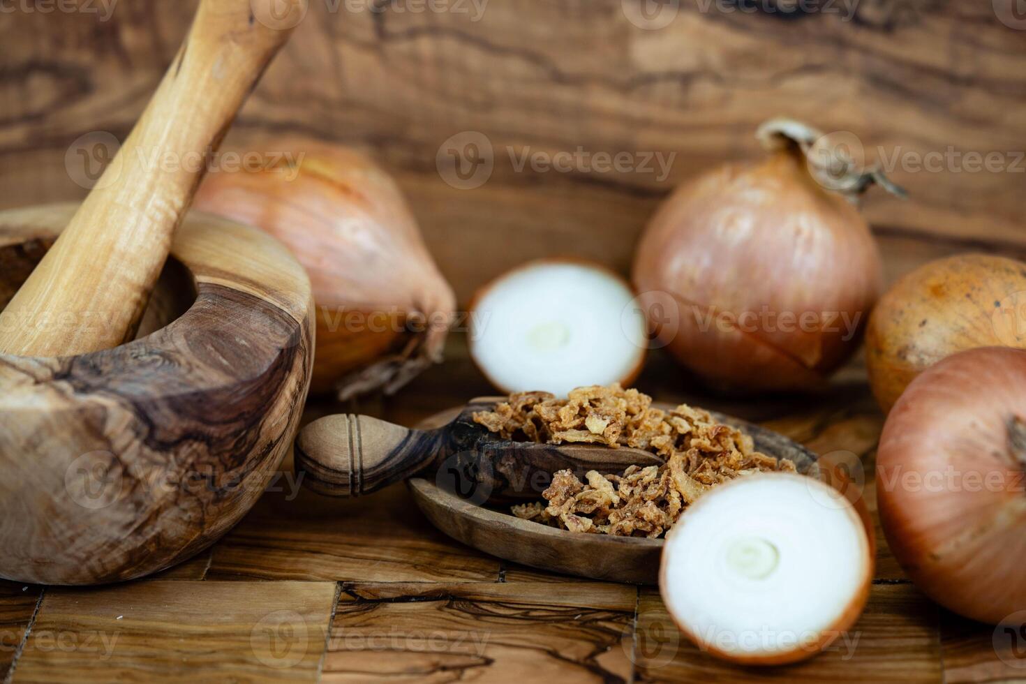 geroosterd uien Aan olijf- hout foto