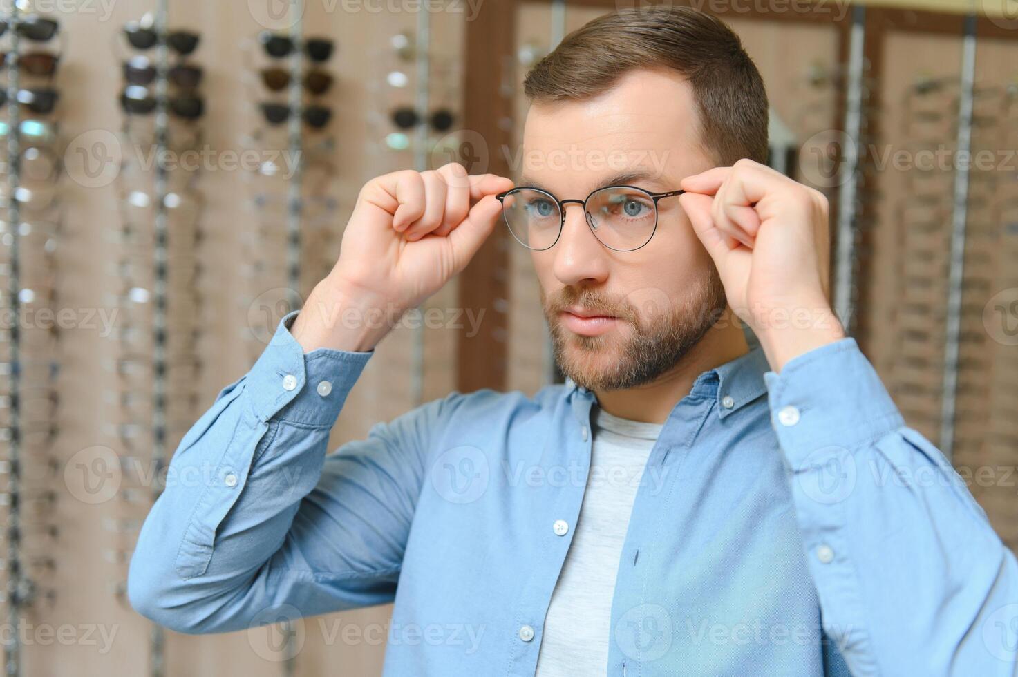 klant Schieten bril Bij optiek op te slaan. foto