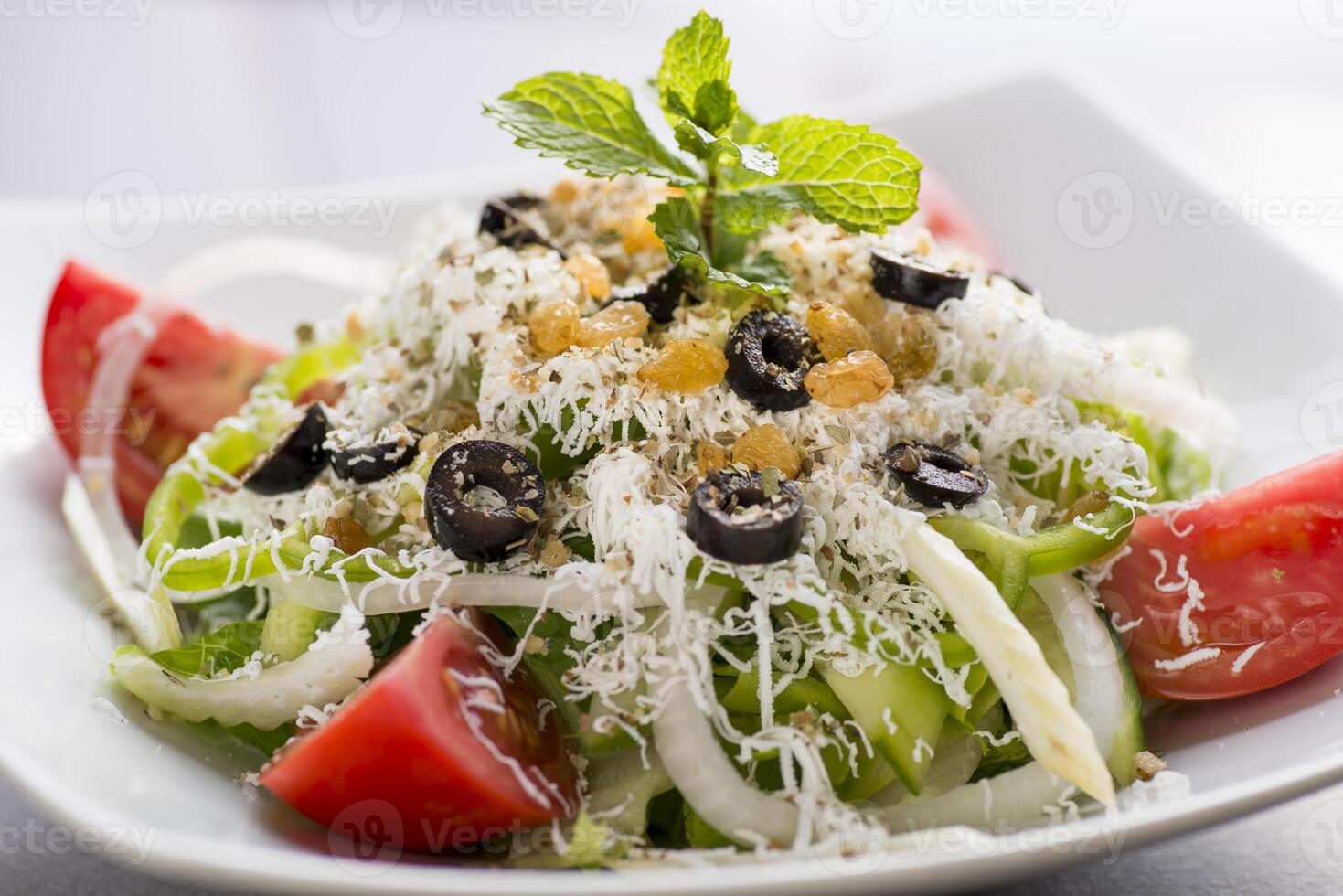 salade e tabrizi met olijf, tomaat, komkommer ui en munt geserveerd in schotel geïsoleerd Aan grijs achtergrond top visie van Arabisch voedsel foto