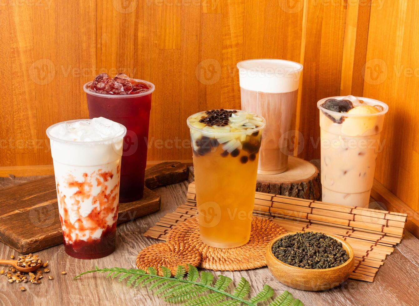 aoosrted academisch thee, passie groen Frisdrank, veenbes thee, uniform pudding melk, vorst pet graaf rood, lian lian BES melk, geserveerd in beschikbaar glas geïsoleerd Aan mat top visie van hong Kong drinken foto