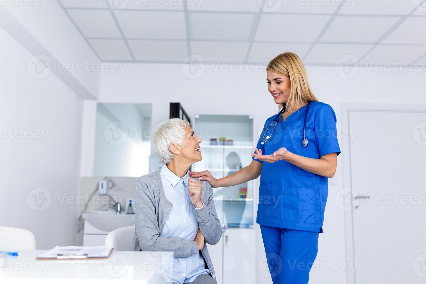 portret van vrouw dokter uitleggen diagnose naar haar geduldig. vrouw dokter vergadering met geduldig in tentamen kamer. schot van een medisch beoefenaar geruststellend een geduldig foto