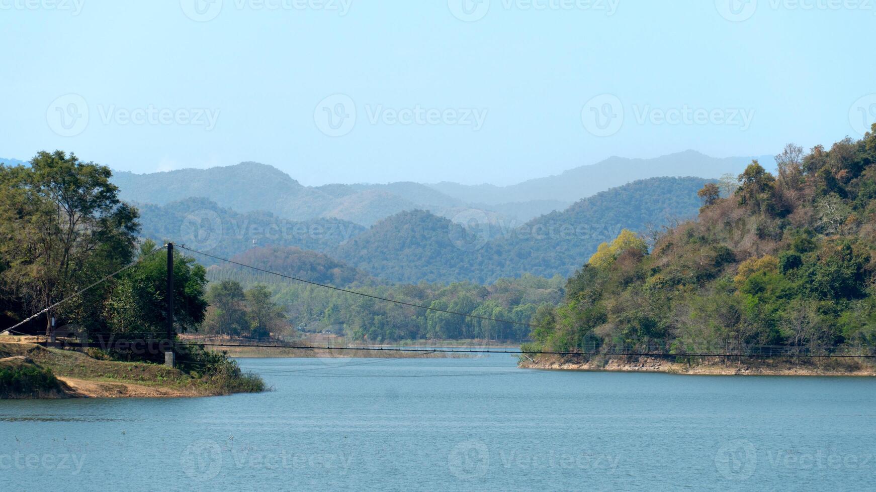 kant visie van de brug over- de water. mijlpaal van kaeng krachan reservoir eiland. phetchaburi, Thailand. foto