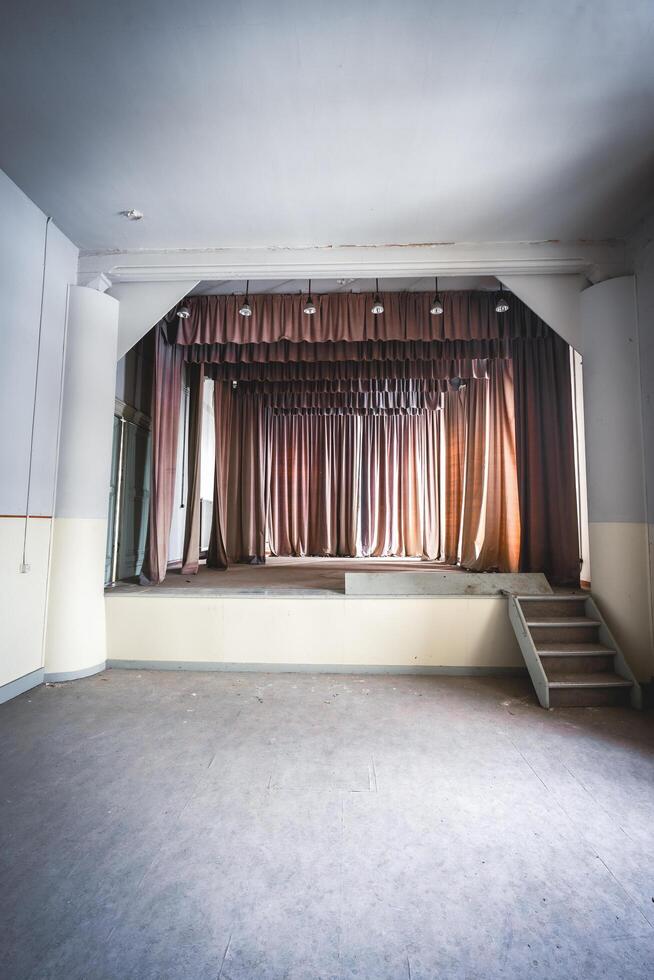 oud verlaten theater ergens in de nederland. foto