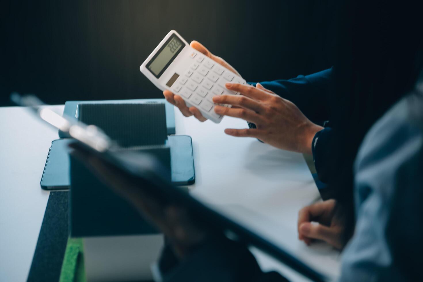 makelaar in onroerend goed presenteren en overleggen met klant bij besluitvorming ondertekenen verzekeringsformulier overeenkomst, kopen en verkopen huismodel, met betrekking tot hypothecaire lening en woningverzekering foto