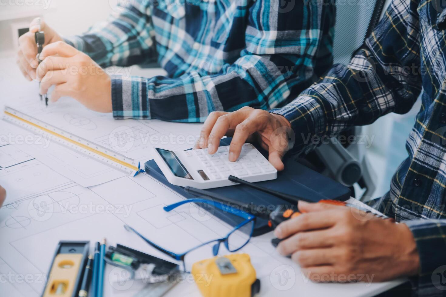 ingenieur mensen vergadering werken en richten Bij een tekeningen in kantoor voor bespreken. bouwkunde gereedschap en bouw concept. foto