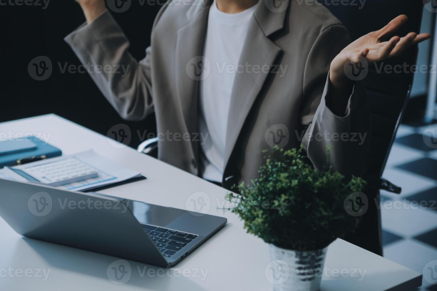 bedrijf documenten, accountant zakenvrouw controle zoeken document wettelijk bereiden papierwerk of verslag doen van voor analyse belasting tijd, boekhouder documenten gegevens contract partner transactie in werkplaats kantoor foto