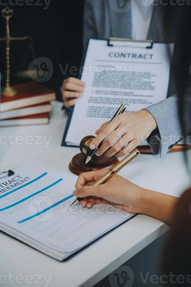 zakenman en advocaat bespreken het contractdocument. verdrag van de wet. teken een contract bedrijf. foto