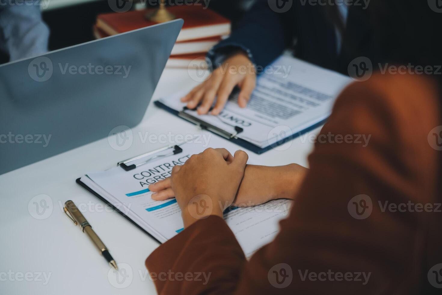 zakenman en advocaat bespreken het contractdocument. verdrag van de wet. teken een contract bedrijf. foto