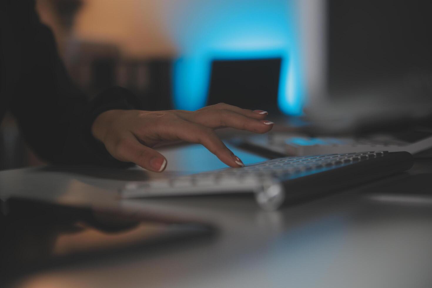 jong vrouw werken in telefoontje centrum, omringd door collega's foto