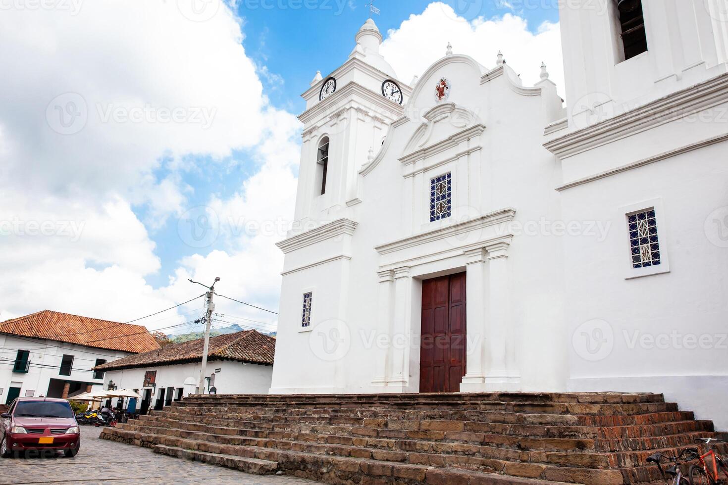 kathedraal van heilige Michael de aartsengel gelegen Bij de centraal plein van de erfgoed stad- van guaduas in Colombia foto