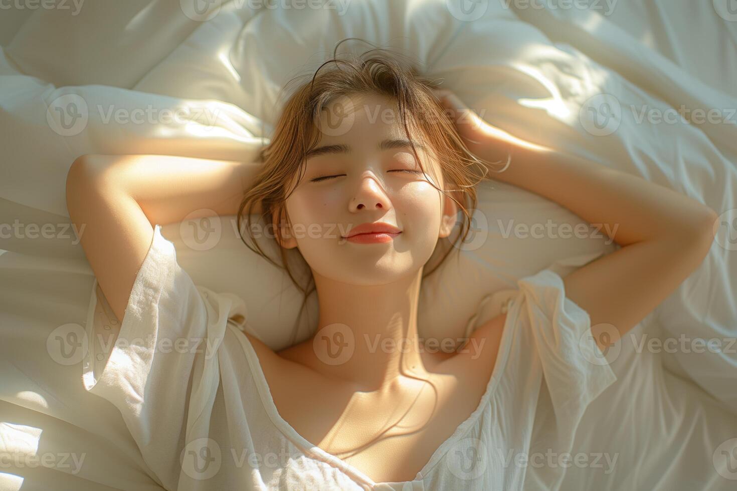 ai gegenereerd mooi jong Aziatisch vrouw wakker worden omhoog in de ochtend- met zonlicht foto