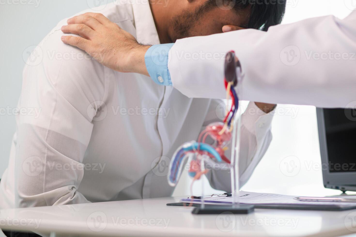 artsen zijn begeleiding prostaat kanker patiënten en gebruik makend van model- van de penis naar voorzien een voorbeeld voor prostaat kanker patiënten over toekomst symptomen en behandelingen. prostaat kanker behandeling concepten foto