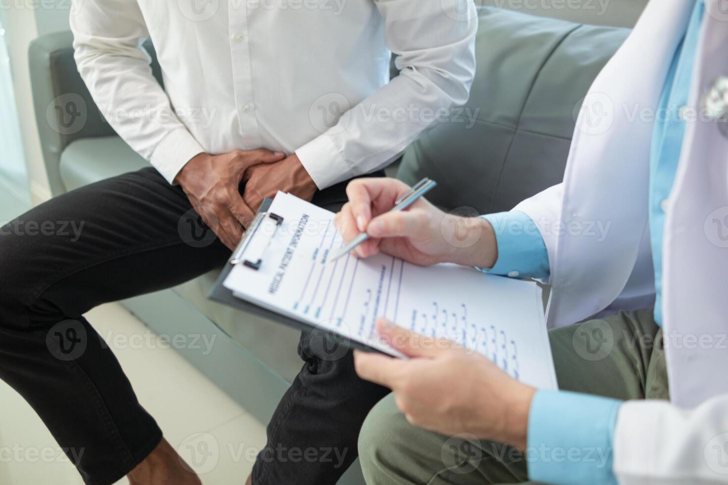 jong Mens voldoet aan met dokter voor controle zijn seksueel prestatie was verminderd en artsen onderzocht zijn symptomen en ontdekt dat hij had vermoedelijke tumor groeit binnen zijn penis prostaat kanker foto