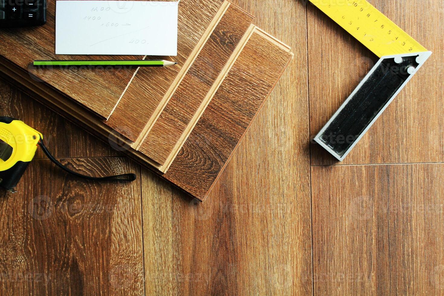 laminaat verdieping planken en gereedschap Aan houten achtergrond foto