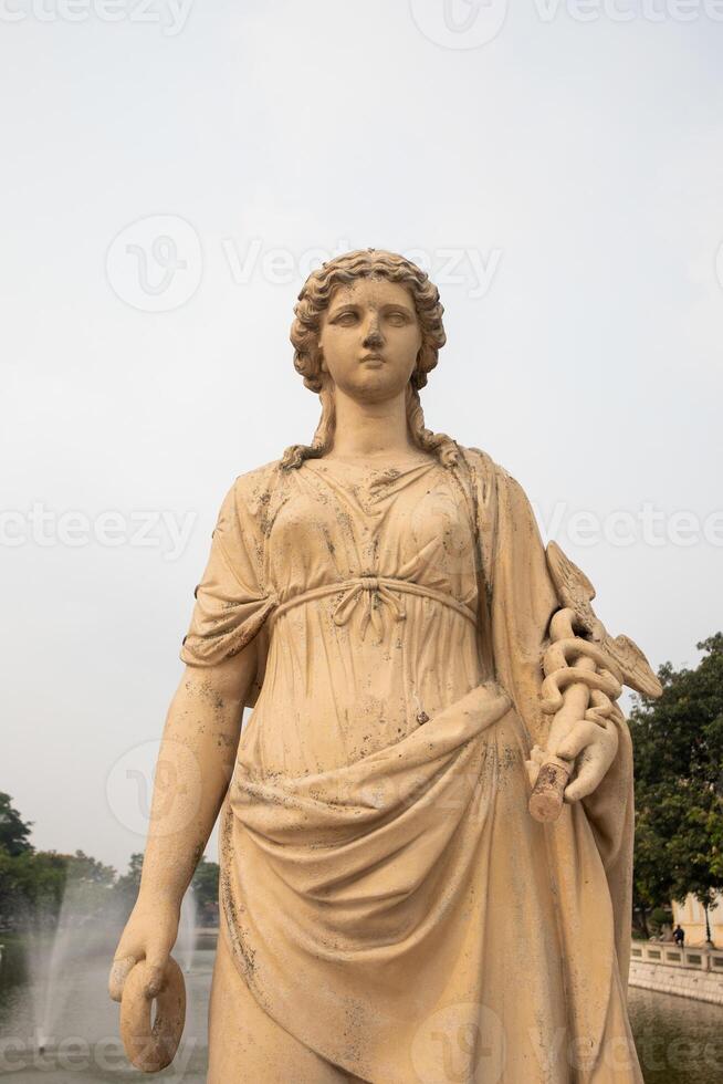 landschap visie van knal pijn paleis is oude paleis terug naar ayutthaya tijdperk Bij ayutthaya foto