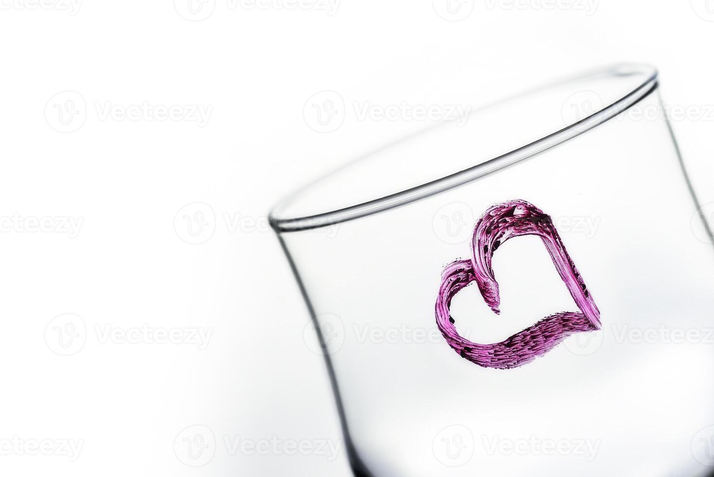 een glas met hart vorm in Purper kleur foto