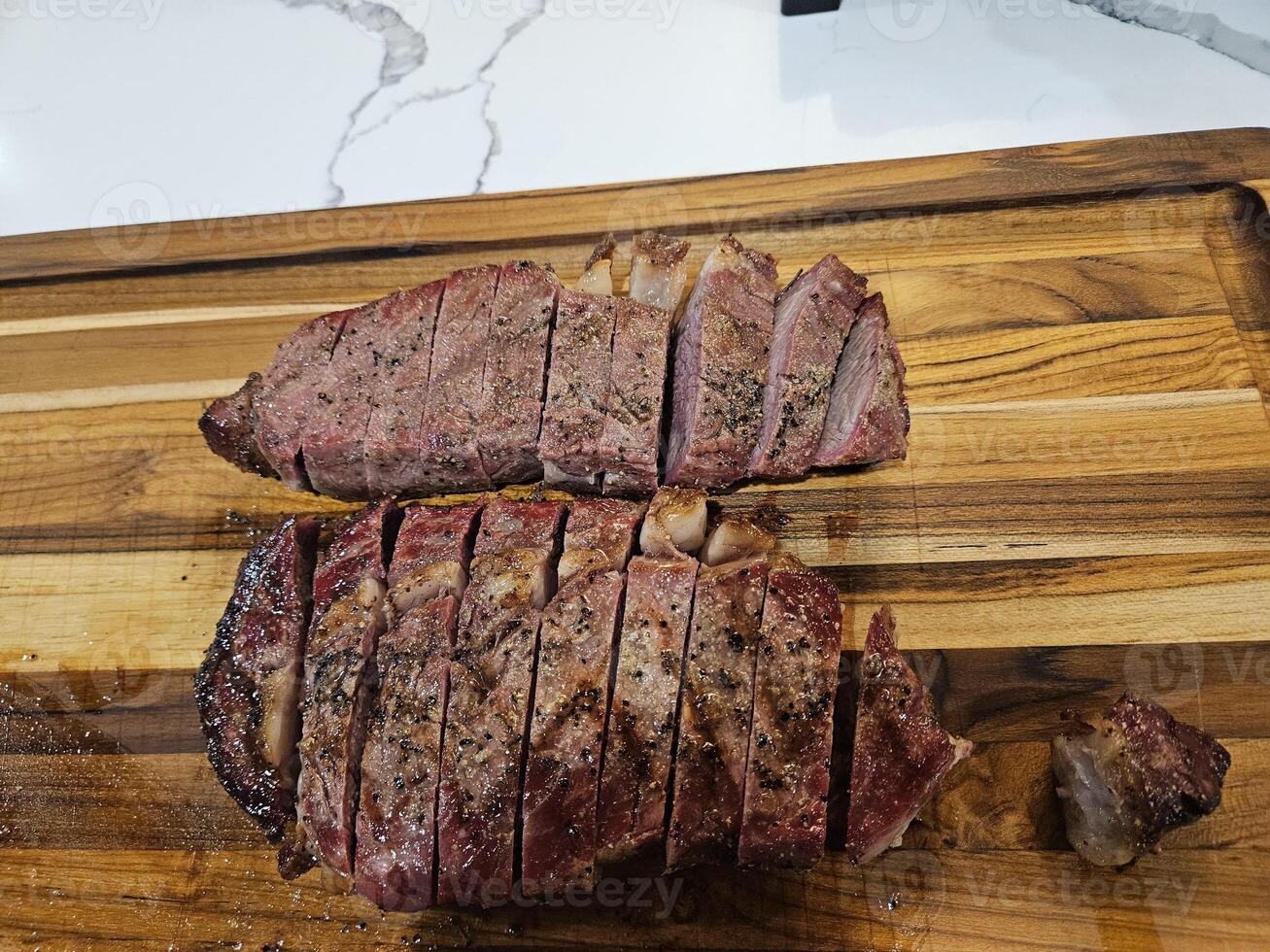 een maand oud eerste rib oog steak gerookt en aangebraden met zout peper knoflook kruiderij foto