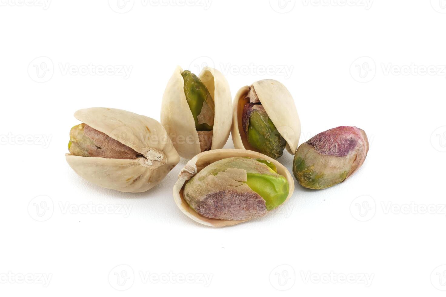 pistache noten in schelp geïsoleerd Aan wit achtergrond foto