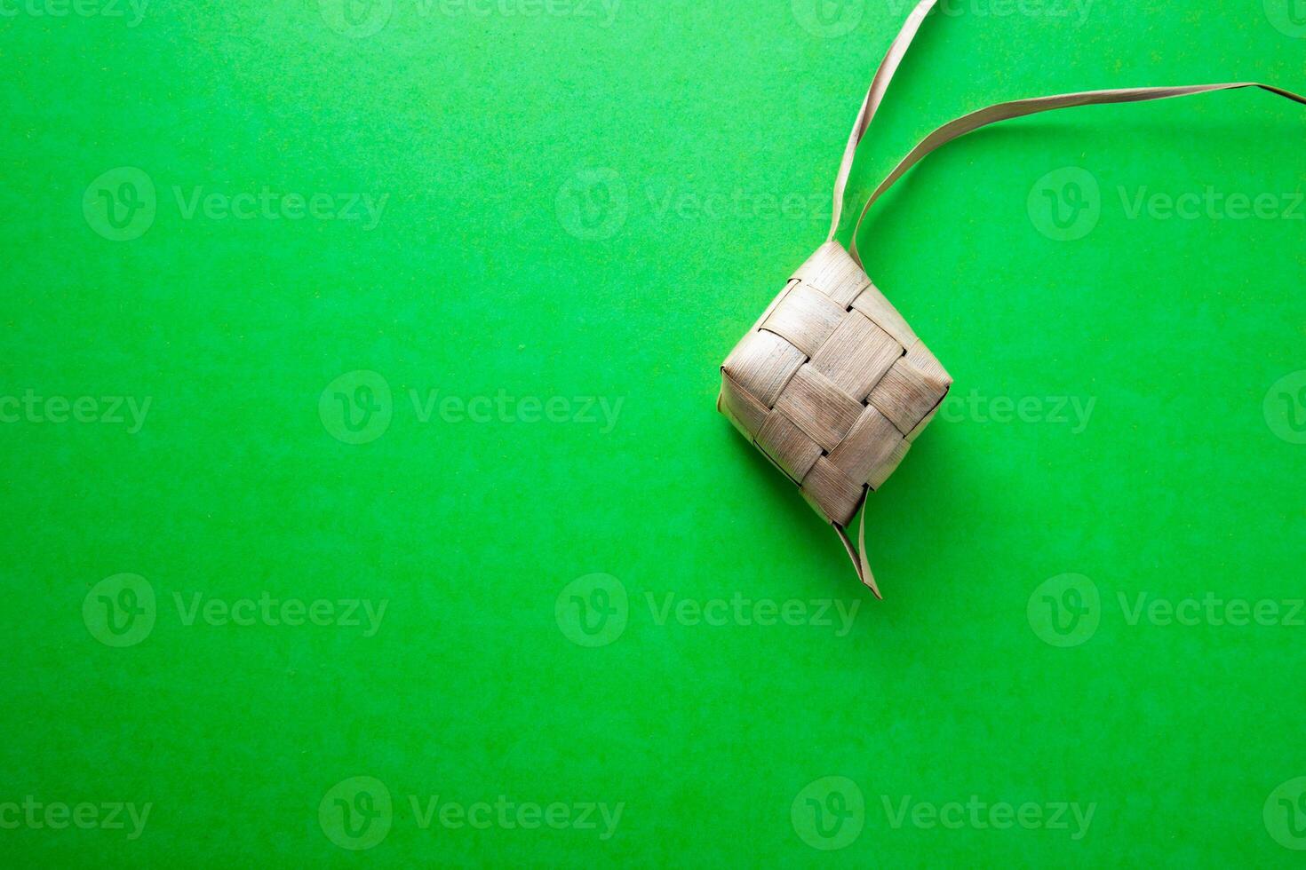 single ketupat Aan groen achtergrond foto