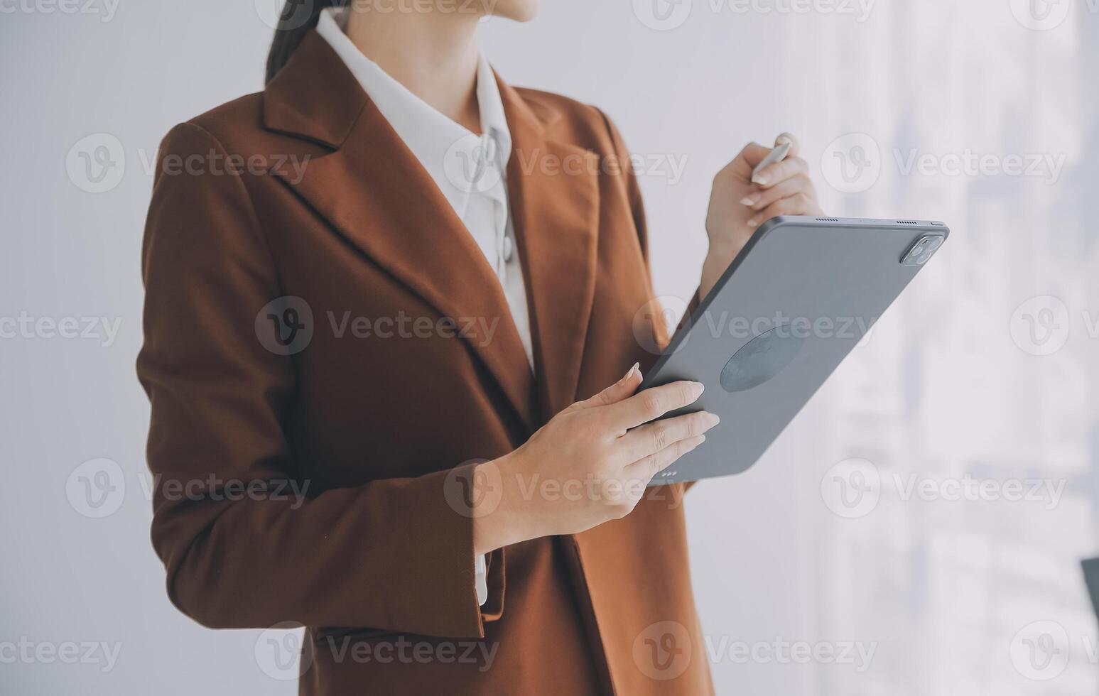 mooi vrouw telefoontje centrum operator werken Aan computer in kantoor foto