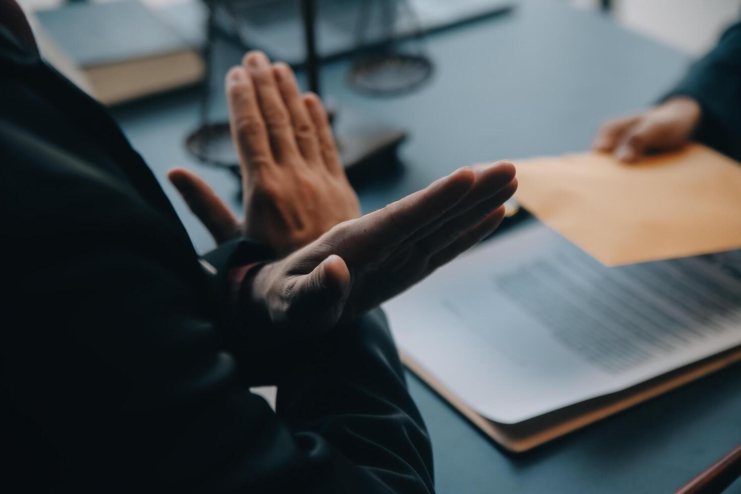 rechtvaardigheid en recht concept.male rechter in een rechtszaal met de hamer, werken met, computer en docking toetsenbord, brillen, op tafel in ochtendlicht foto