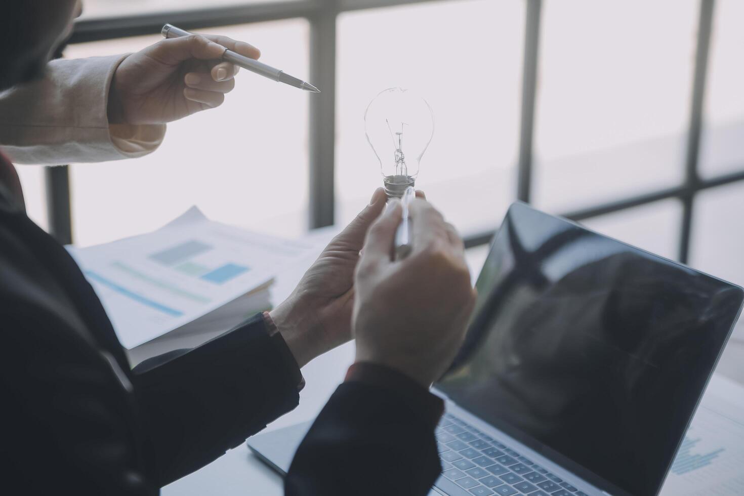 audit begrip, beheerder bedrijf Mens financieel inspecteur en secretaris maken verslag doen van berekenen evenwicht. intern omzet onderhoud controle document. foto