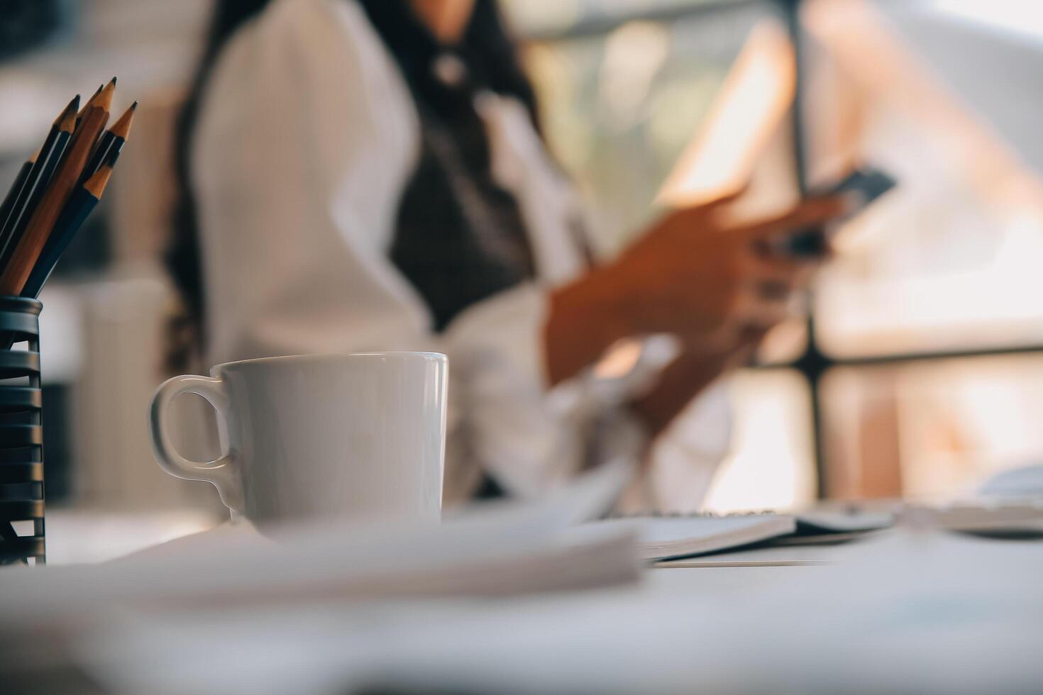 co werken conferentie, bedrijf team vergadering Cadeau, investeerder uitvoerend collega's bespreken nieuw plan financieel diagram gegevens Aan buitenshuis kantoor tafel met laptop en tablet, financiën, accounting foto