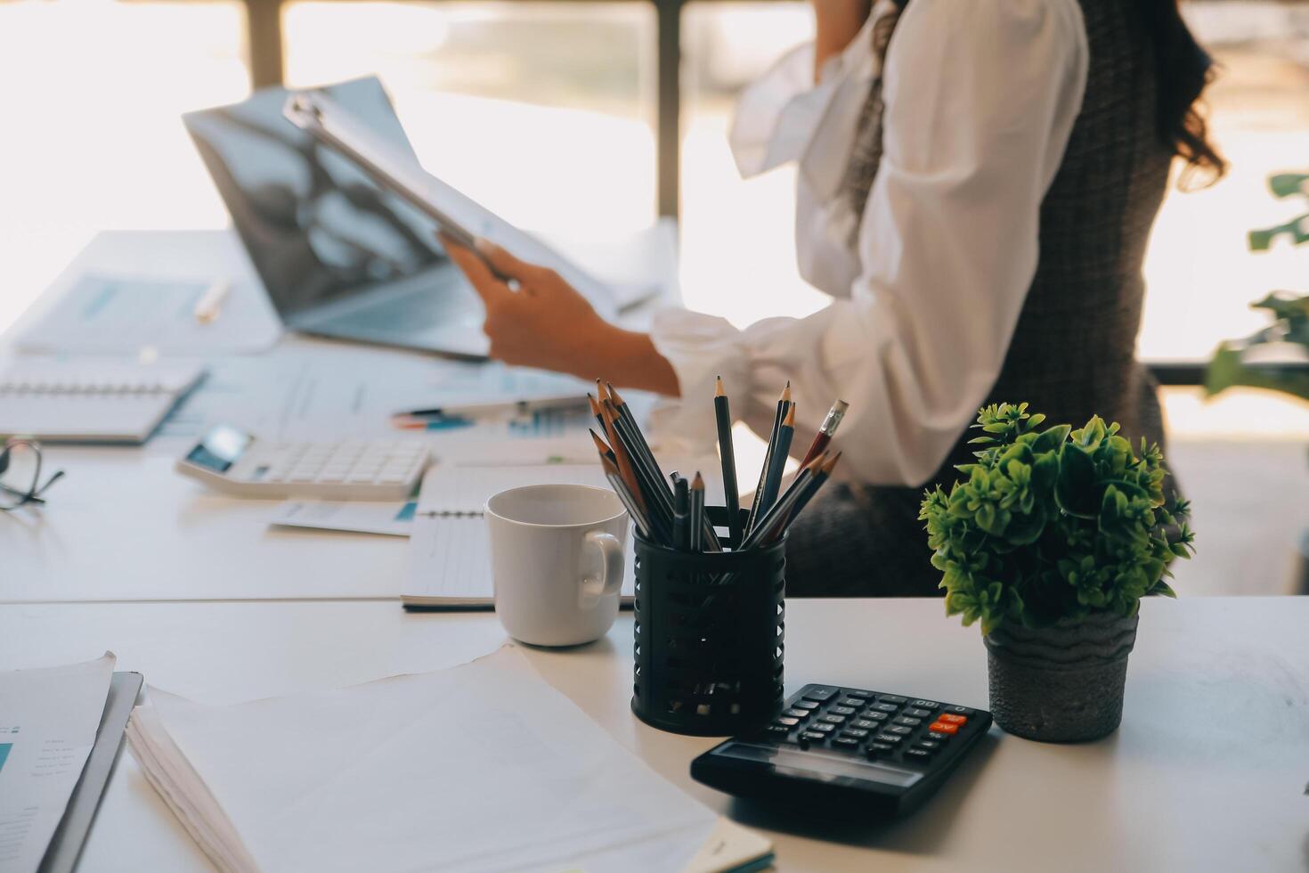 co werken conferentie, bedrijf team vergadering Cadeau, investeerder uitvoerend collega's bespreken nieuw plan financieel diagram gegevens Aan buitenshuis kantoor tafel met laptop en tablet, financiën, accounting foto