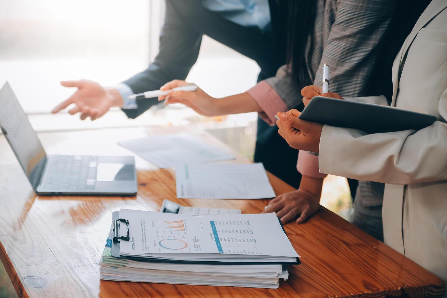 creatief team bespreken over werk Bij kantoor, klein zaken samenspel schaven bedrijf strategie, kantoor leven foto