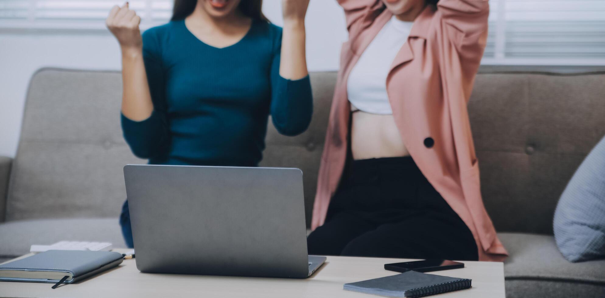 geslaagd vrouw grapic ontwerper aan het kijken zelfstudie over creatief ideeën Bij laptop computer gedurende werken werkwijze in kantoor.positief leerling met blond haar- lezing bedrijf nieuws Aan netbook foto