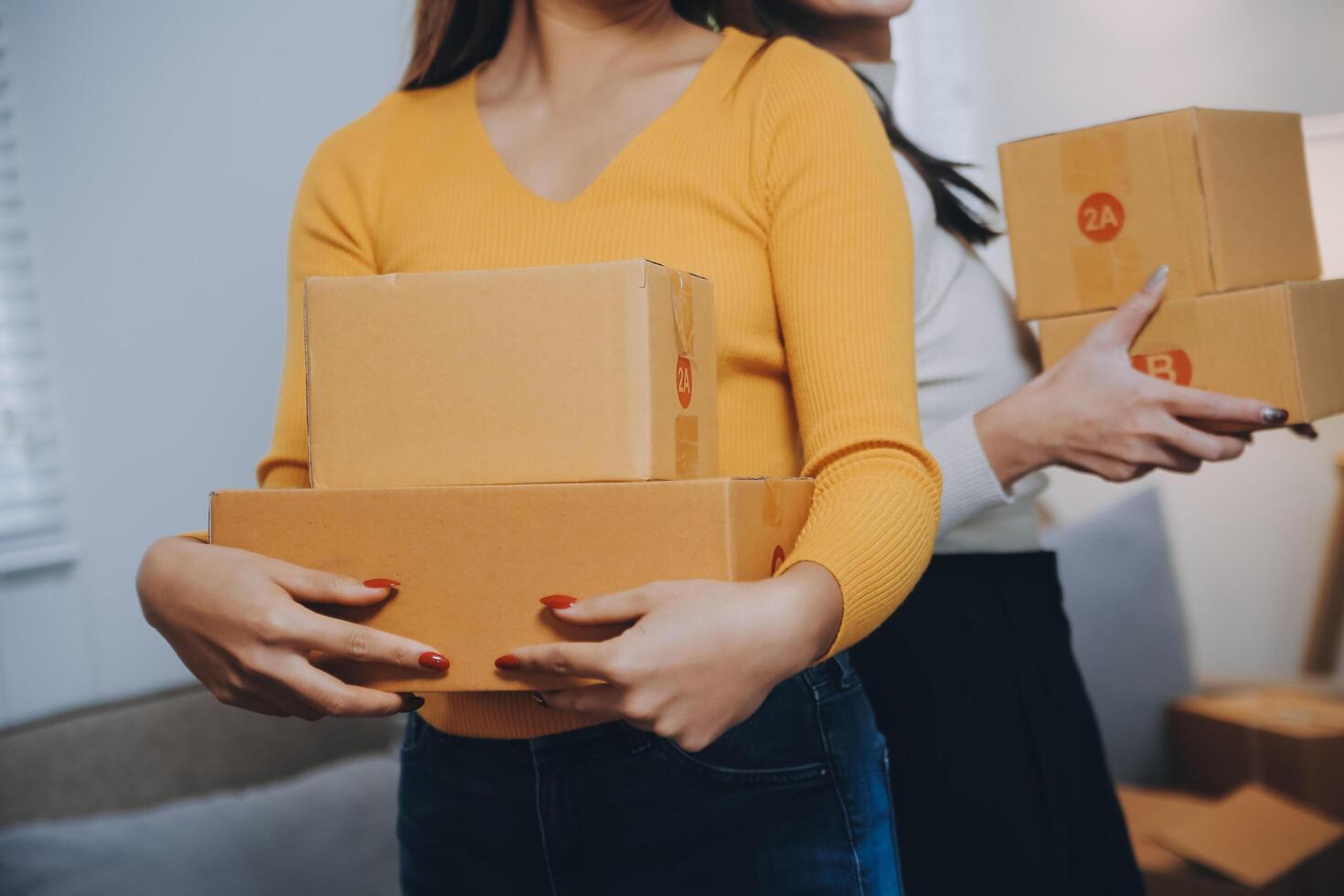 Aziatisch vrouw vrienden paar praten naar camera naar verkopen de kleren Bij huis. jong aantrekkelijk bedrijf mensen vrouw leven streaming en tonen kleding naar klant in online kleinhandel naar verkoop Bij kantoor op te slaan foto