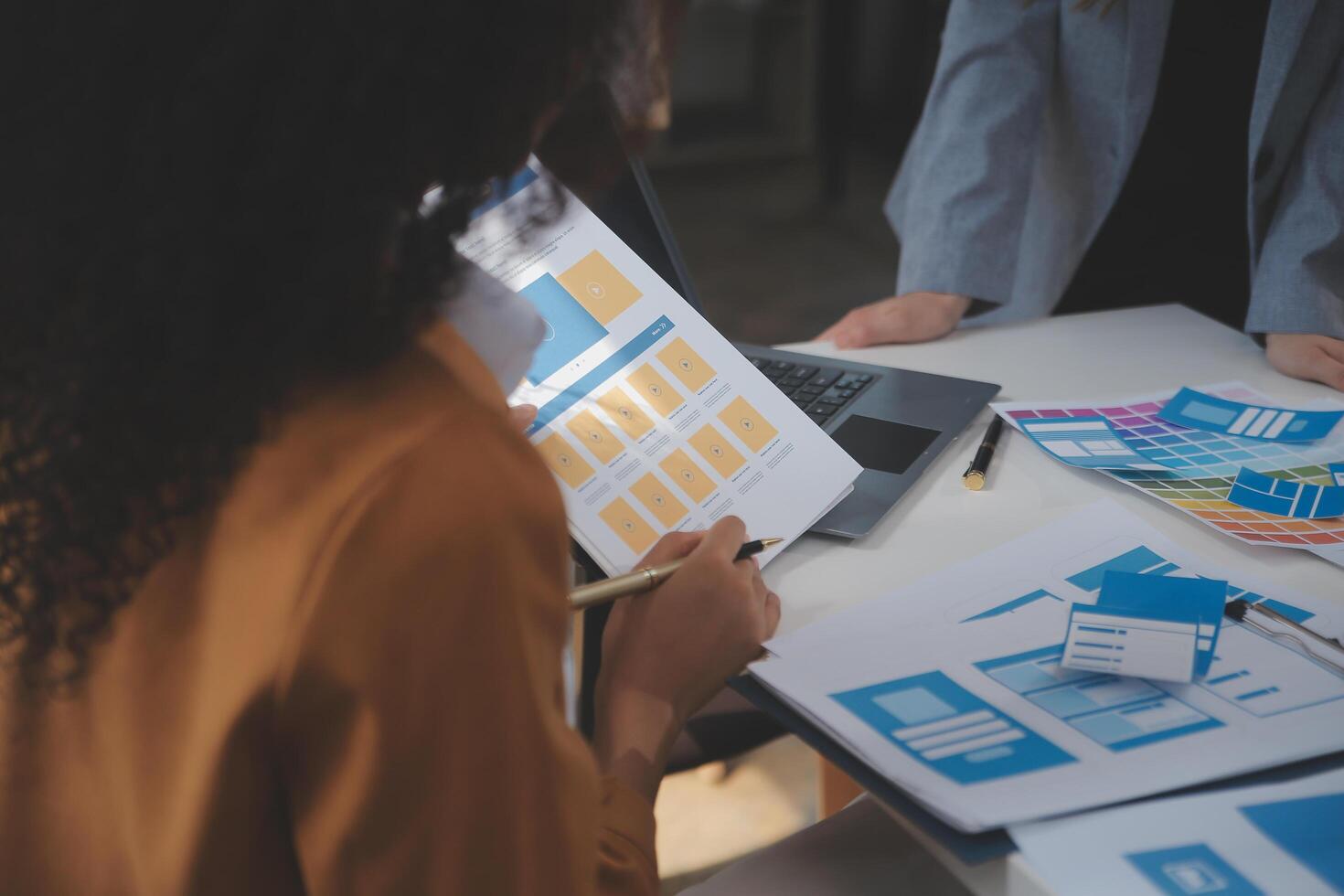 dichtbij omhoog ux ontwikkelaar en ui ontwerper gebruik uitgebreid realiteit brainstorming over mobiel app koppel wireframe ontwerp Aan bureau Bij modern kantoor.creatief digitaal ontwikkeling agentschap foto