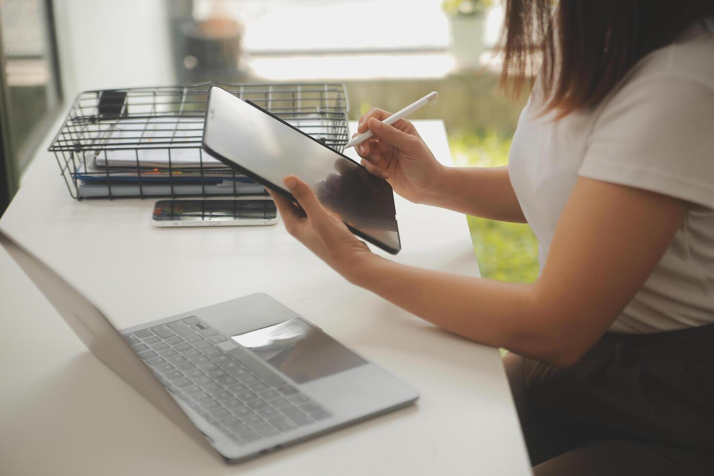 jong volwassen gelukkig glimlachen spaans Aziatisch leerling vervelend hoofdtelefoons pratend Aan online babbelen vergadering gebruik makend van laptop in Universiteit campus of Bij virtueel kantoor. college vrouw leerling aan het leren van een afstand. foto