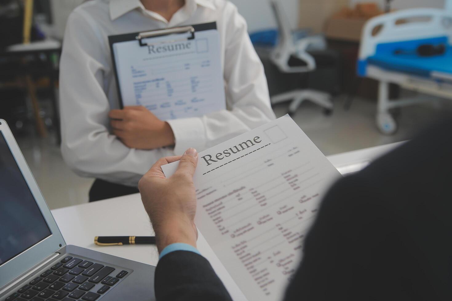 dichtbij omhoog visie van baan interview in kantoor, focus Aan hervat schrijven tips, werkgever herzien mooi zo CV van bereid geschoold aanvrager, recruiter overwegen sollicitatie, hr manager maken in dienst nemen besluit foto