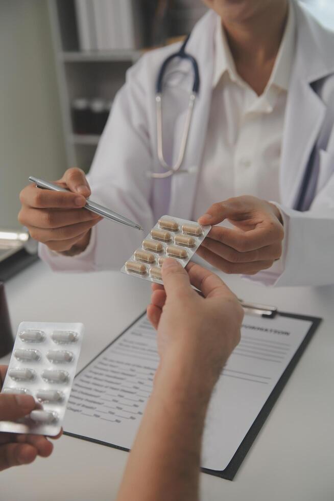 gezondheidszorg onderhoud en apotheek arbeider met klant Bij op te slaan teller voor geneesmiddel uitleg. farmaceutisch advies en mening van apotheker helpen meisje met geneeskunde informatie. foto