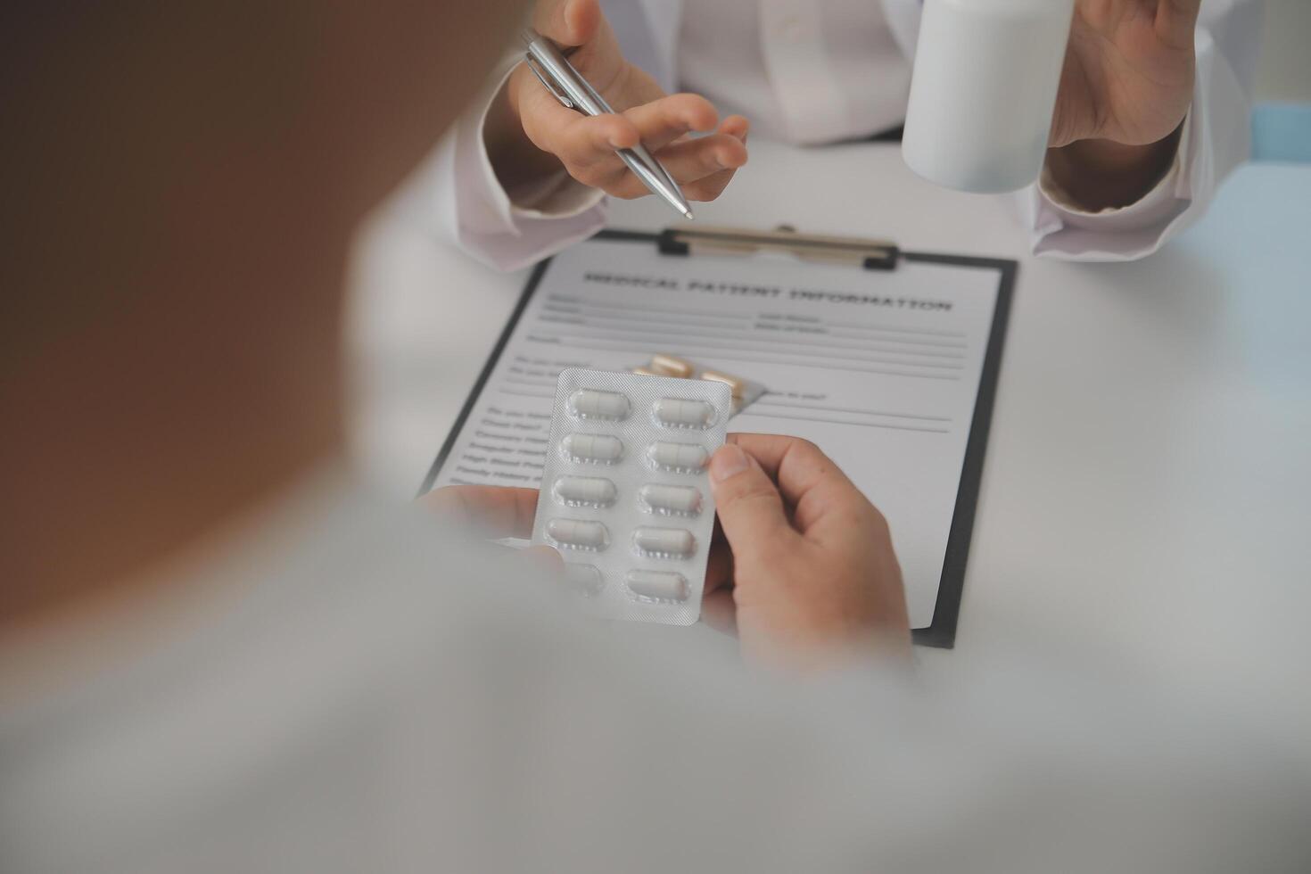 gezondheidszorg onderhoud en apotheek arbeider met klant Bij op te slaan teller voor geneesmiddel uitleg. farmaceutisch advies en mening van apotheker helpen meisje met geneeskunde informatie. foto