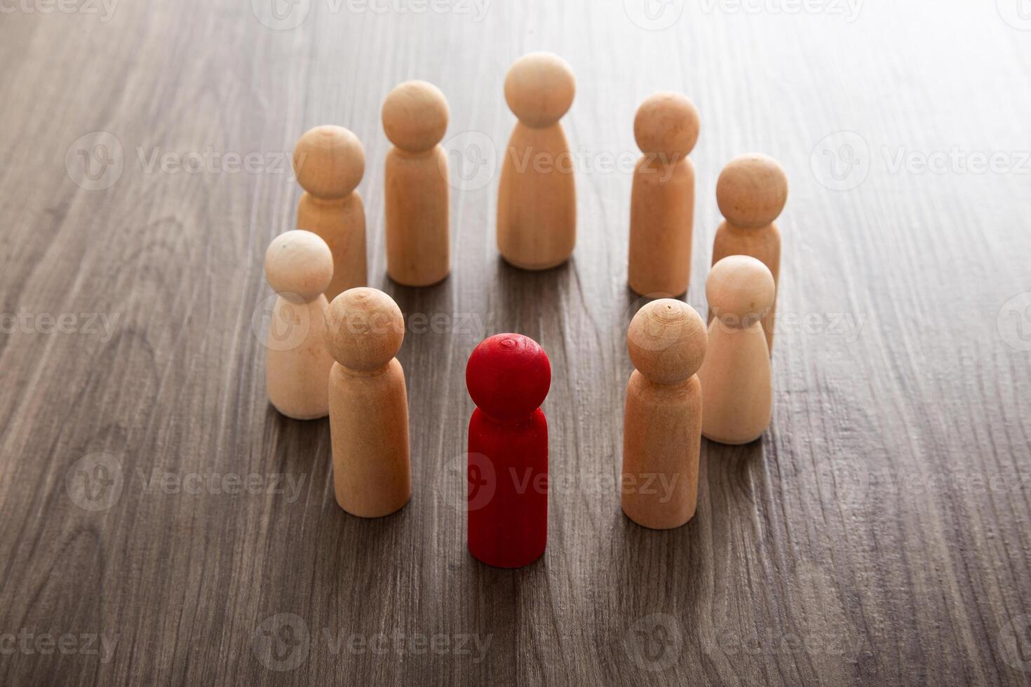 houten mensen figuren Aan top van houten blokken. carrière groei, ontwikkeling en leiderschap foto