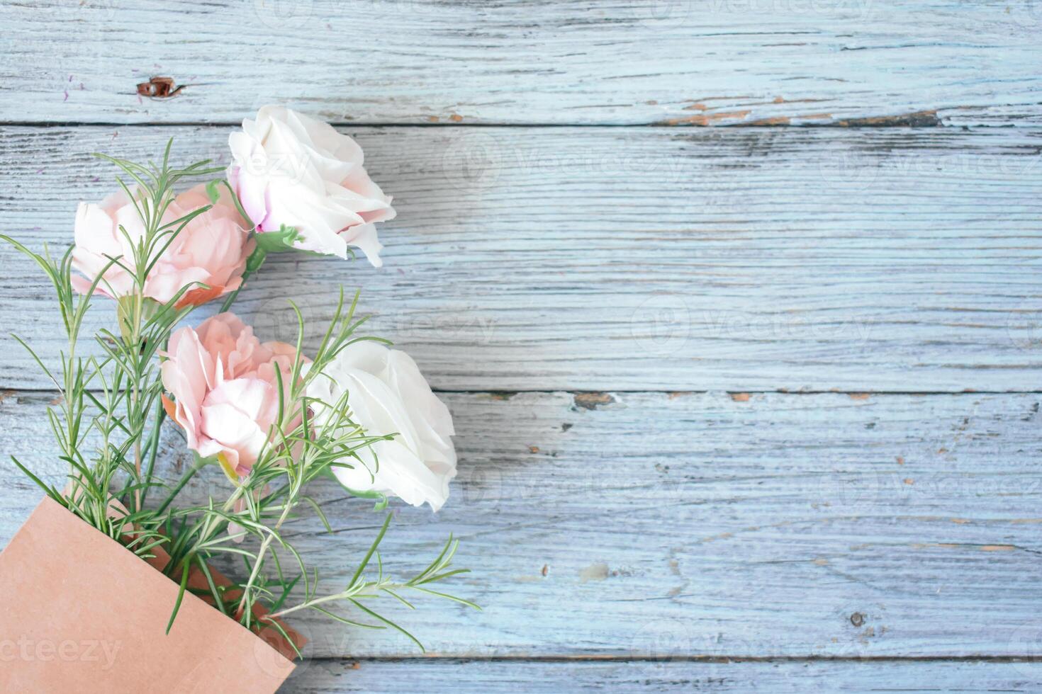 bloemen Aan houten achtergrond foto