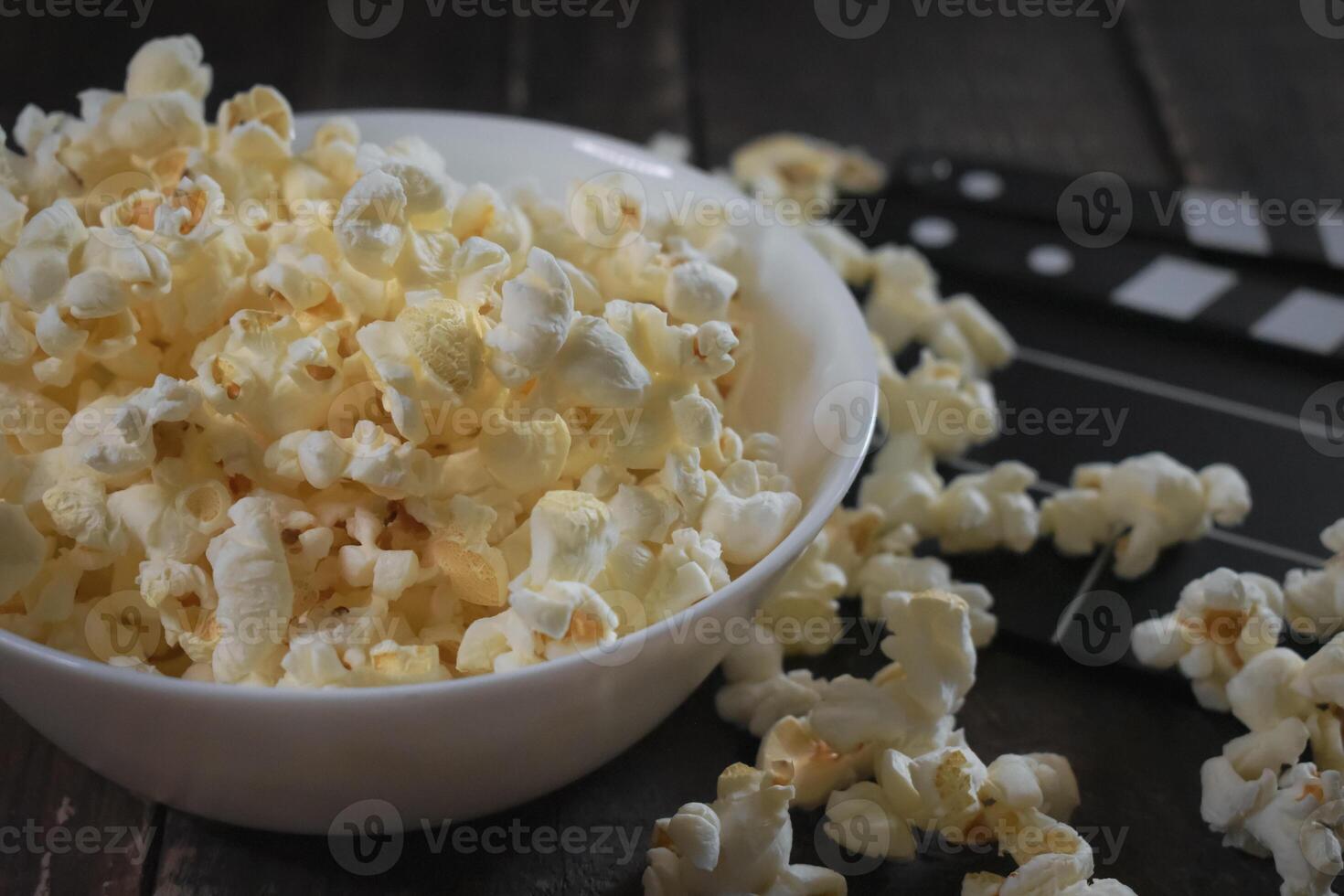 popcorn Aan een houten achtergrond foto